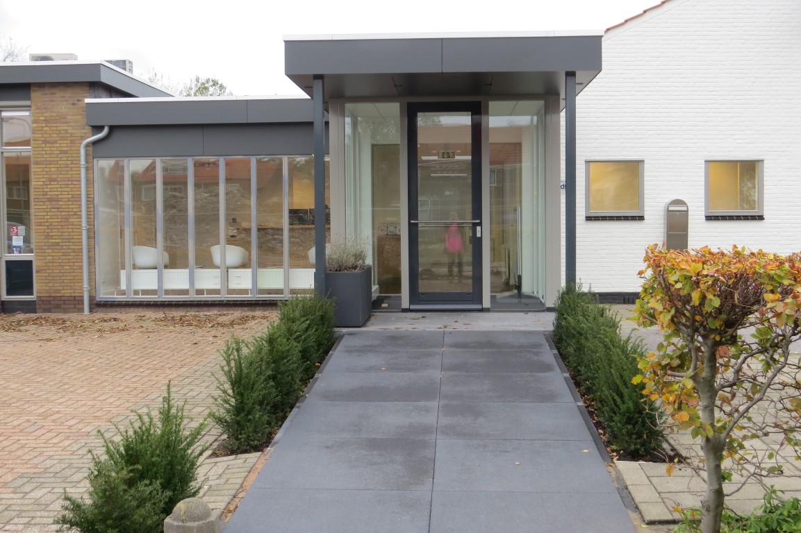 Moderne entree van project Nico Poel