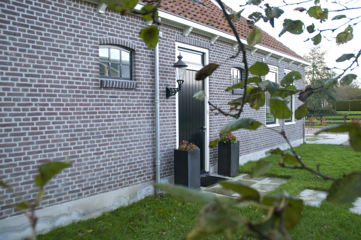 Bakstenen gevel van Stolpboerderij De Purmer